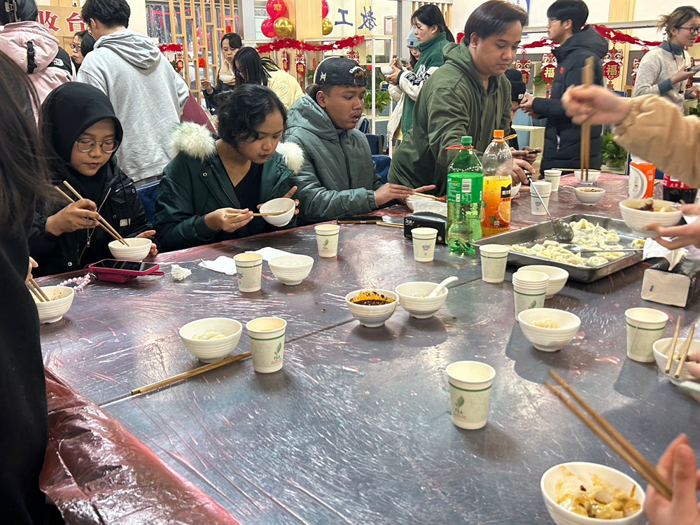 vSlW_1735867493476000102.png 吃饺子1.png