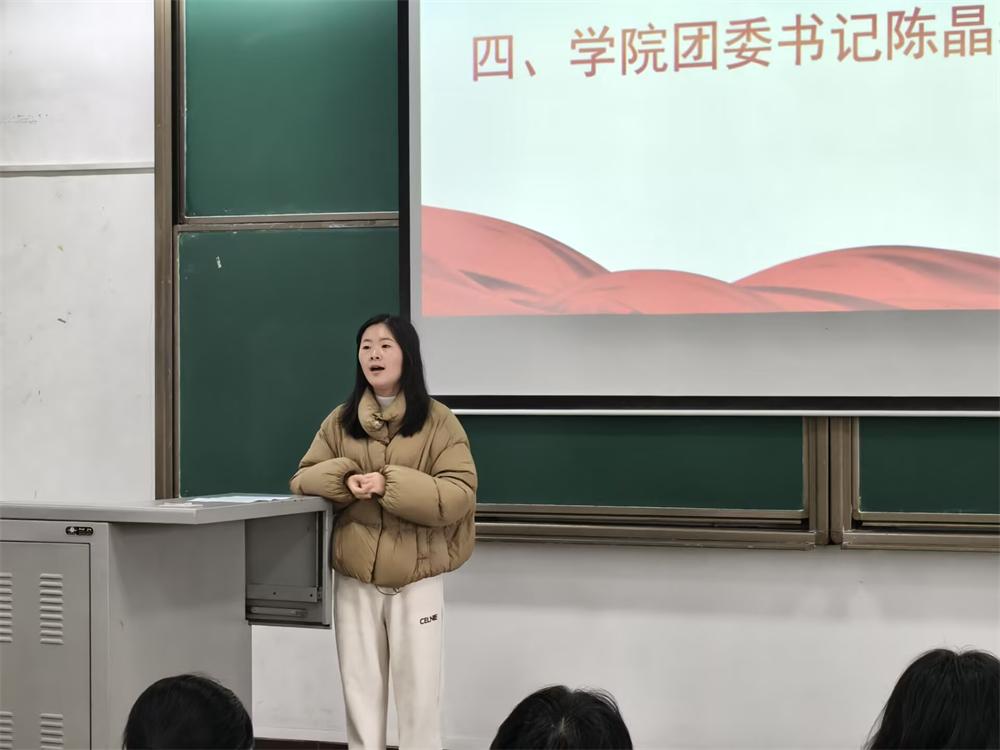 EAvX_1767510855010038326.jpg 陈晶老师讲话.jpg