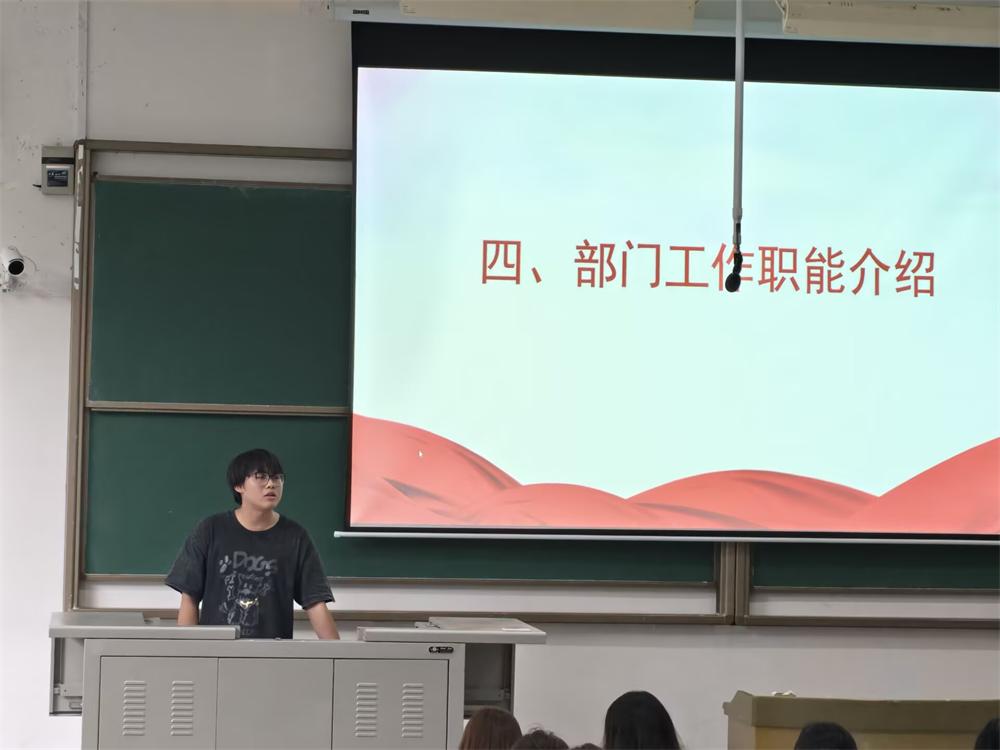 主持人.jpg
